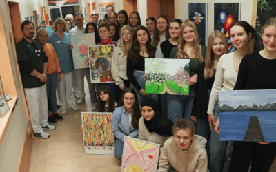 Schüler stellen Bilder auf der Palliativstation des Dammer Krankenhauses aus